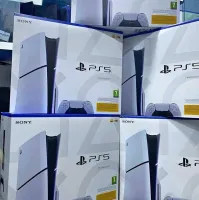 Sony PlayStation 5 Slim Disc Edition usada con 2 controladores.