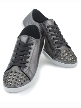 Zapatillas deportivas con tachuelas metálicasphoto1