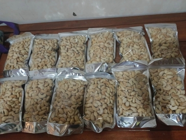 Gravy cashew nuts available for sale.photo1